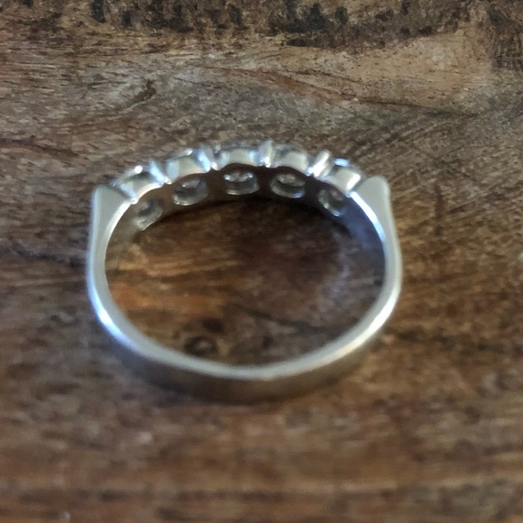 Natural diamond 5 stone 0.75 total carat weight platinum ring - Picture 6 of 15